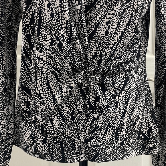 Tahari Black & White Patterned Blouse Long Sleeve Gathered at Waist Sz L - Picture 3 of 12